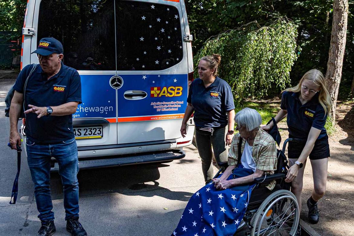 Vor dem Wünschewagen.jpg