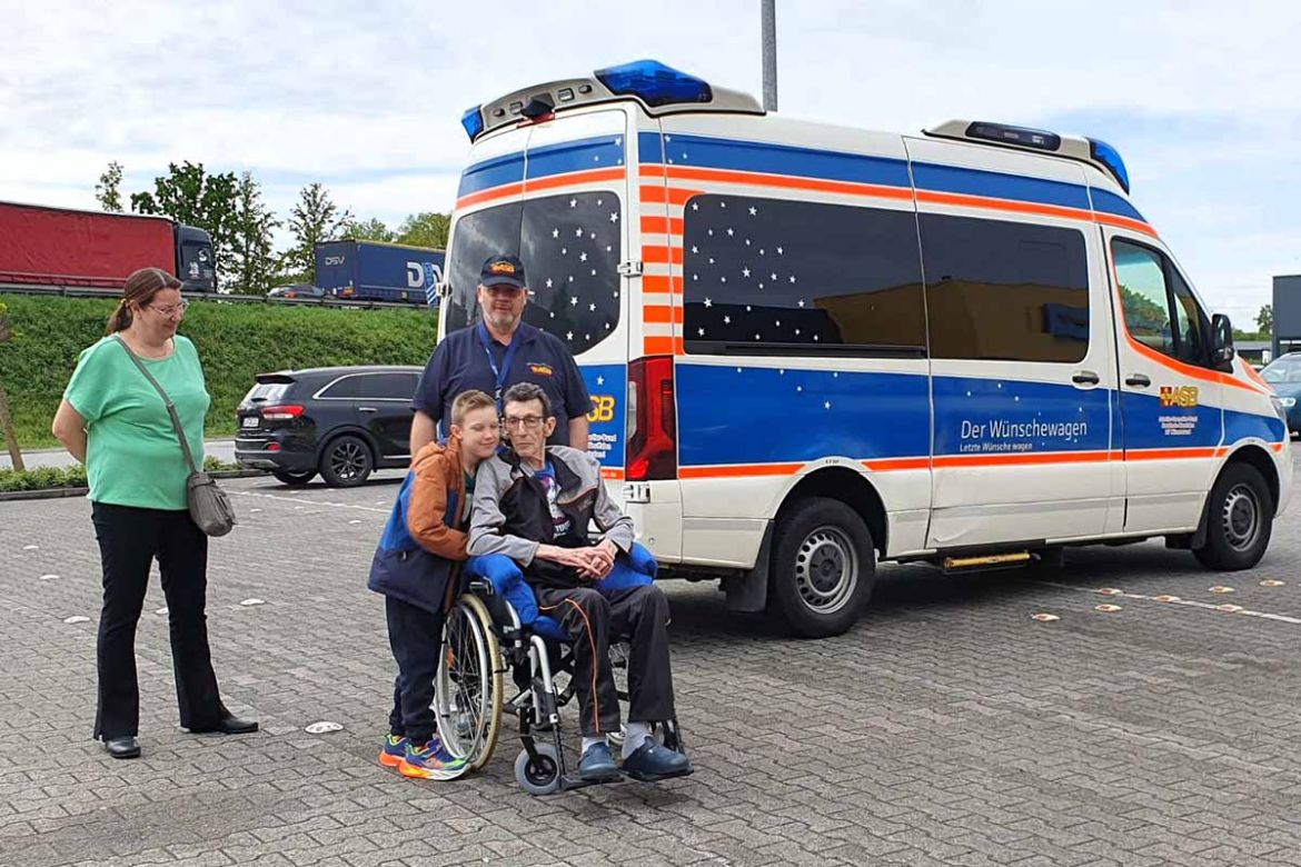 Gruppe auf dem Parkplatz.jpg