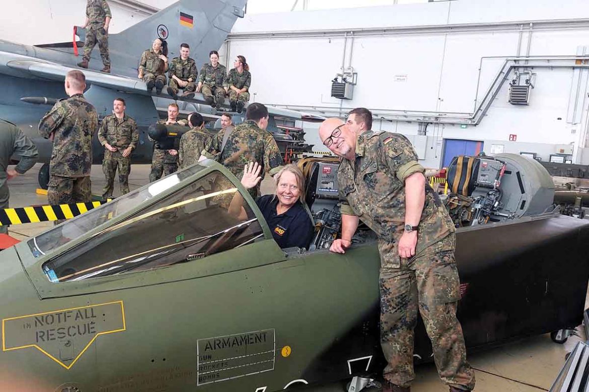 Wunscherfüllerin in Flugzeug.jpg