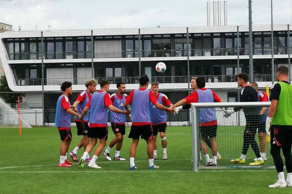 Team trainiert 2.jpg