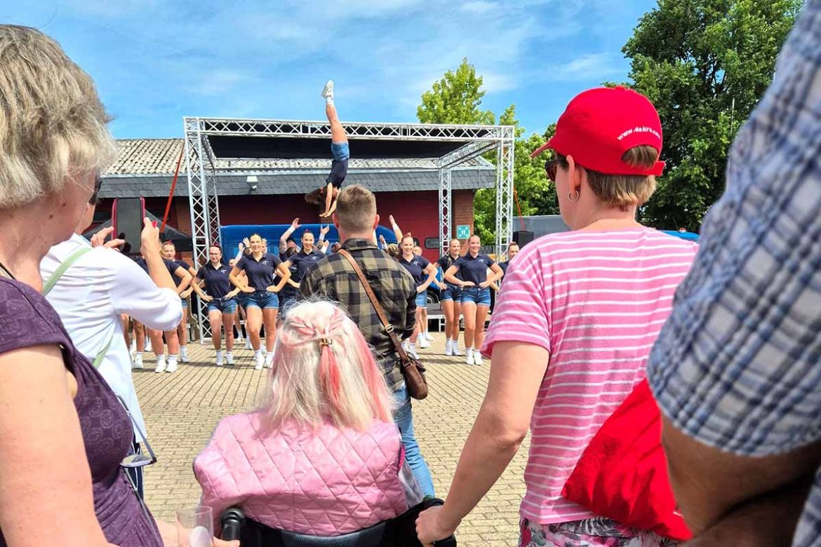 Fahrgast sieht Show zu.jpg