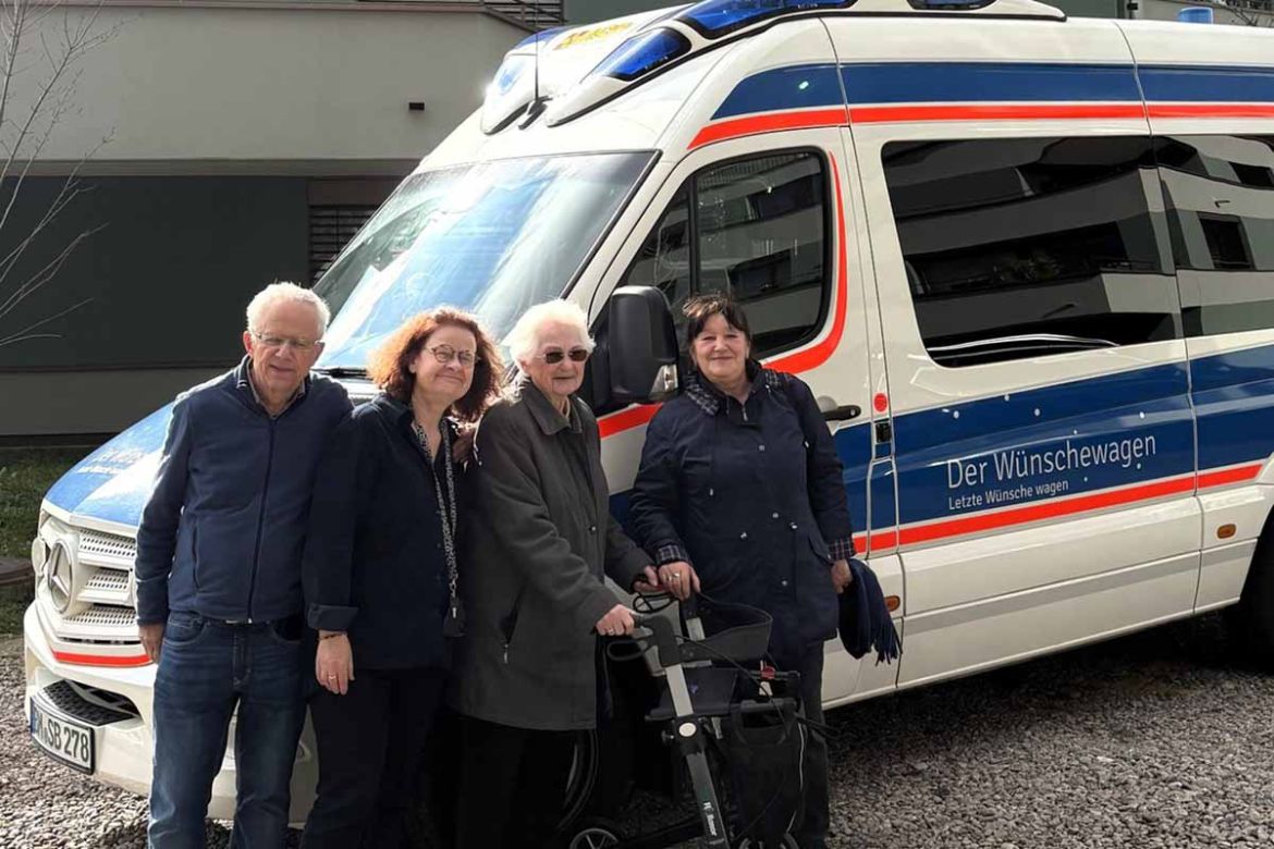 Gruppenfoto vor Wünschewagen.jpg