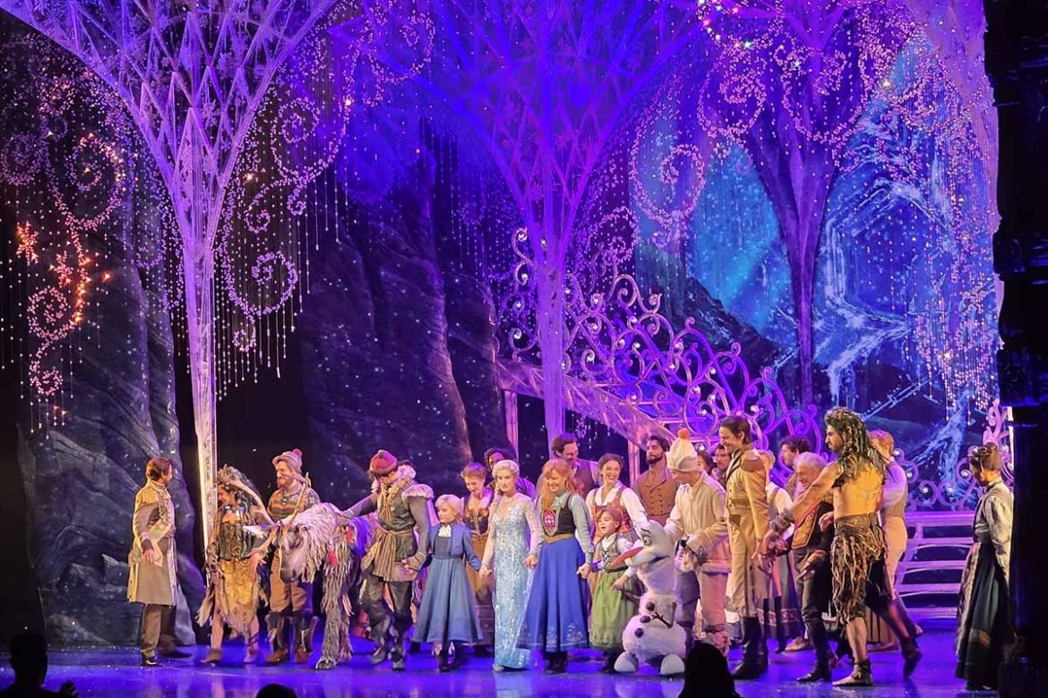 Bühne mit Darstellern.jpg