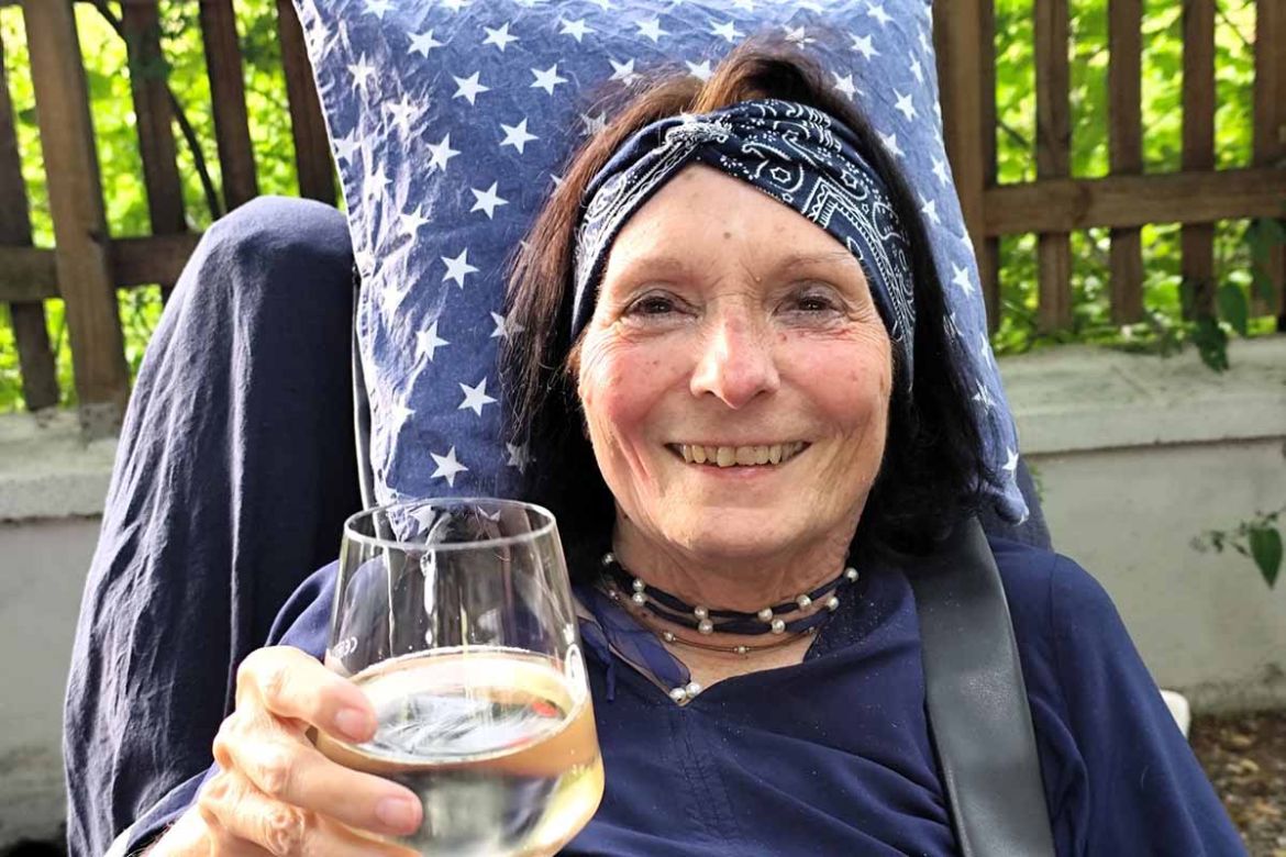 Fahrgast mit Wein.jpg