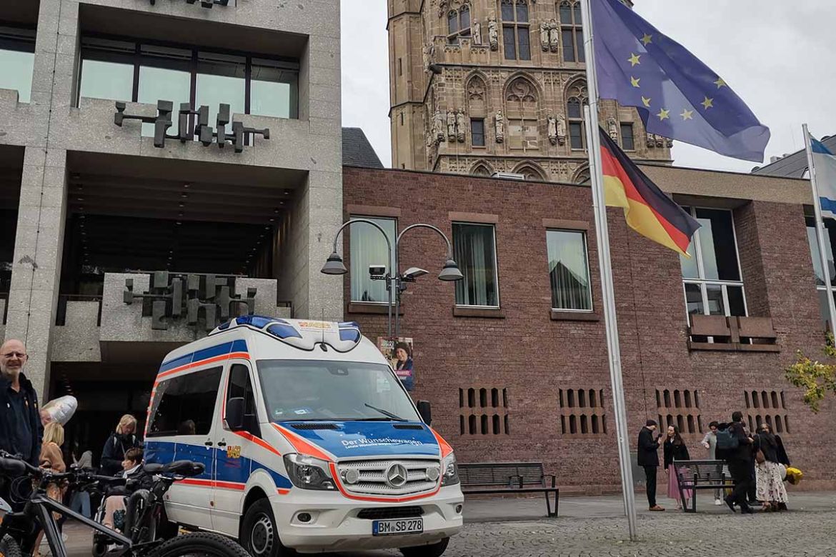 Wünschewagen in Kölner Innenstadt.jpg