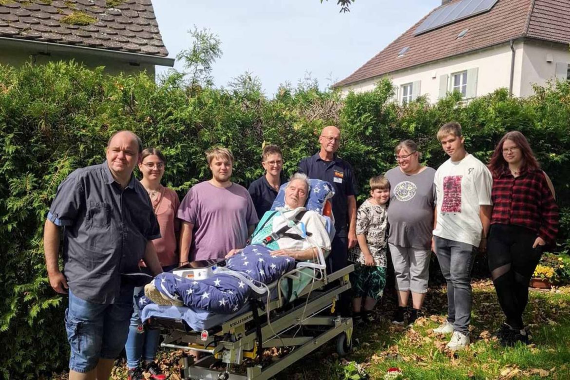 Gruppenfoto im Garten.jpg