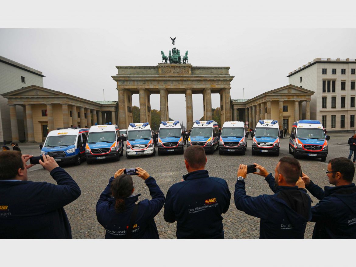 Wünschewagen-ASB-Letzte-Wünsche-wagen-Jens-Spahn-ulrich-Bauch-Sternfahrt-Brandenburger-Tor (32).jpg