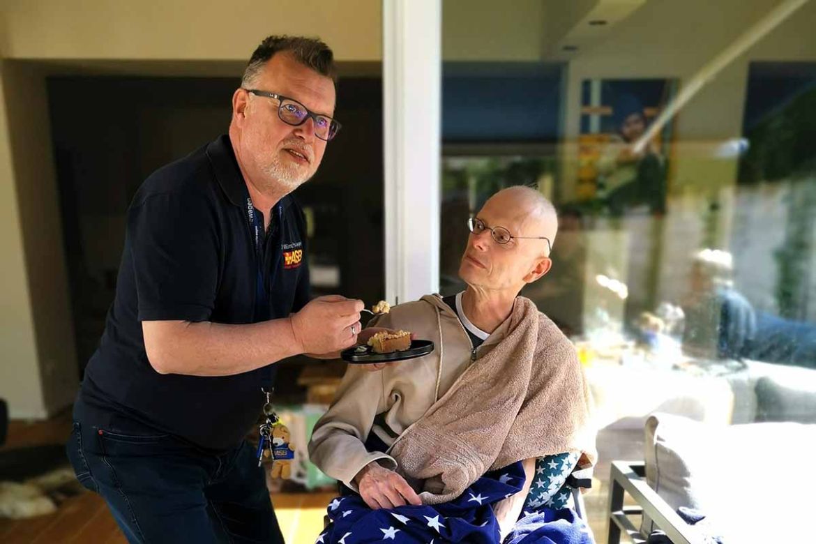 Fahrgast isst Kuchen.jpg