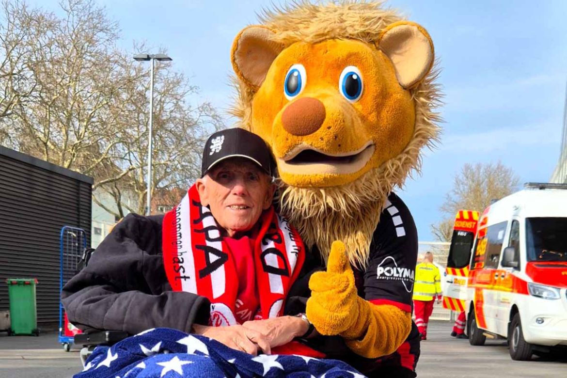 Fahrgast mit Maskottchen.jpg