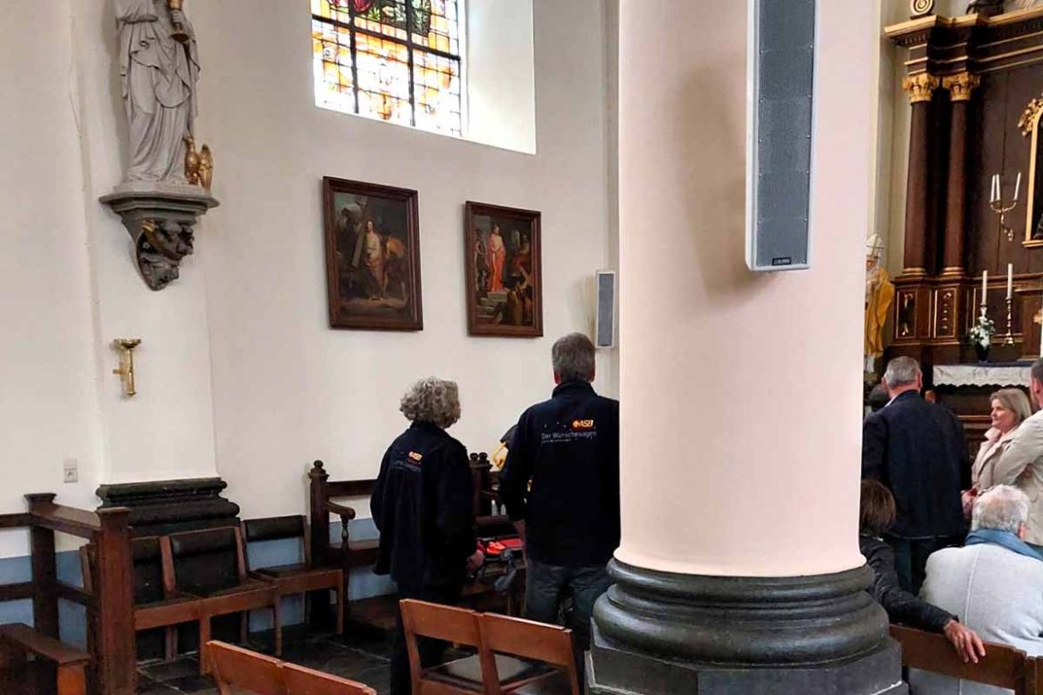Gruppe in der Kirche.jpg