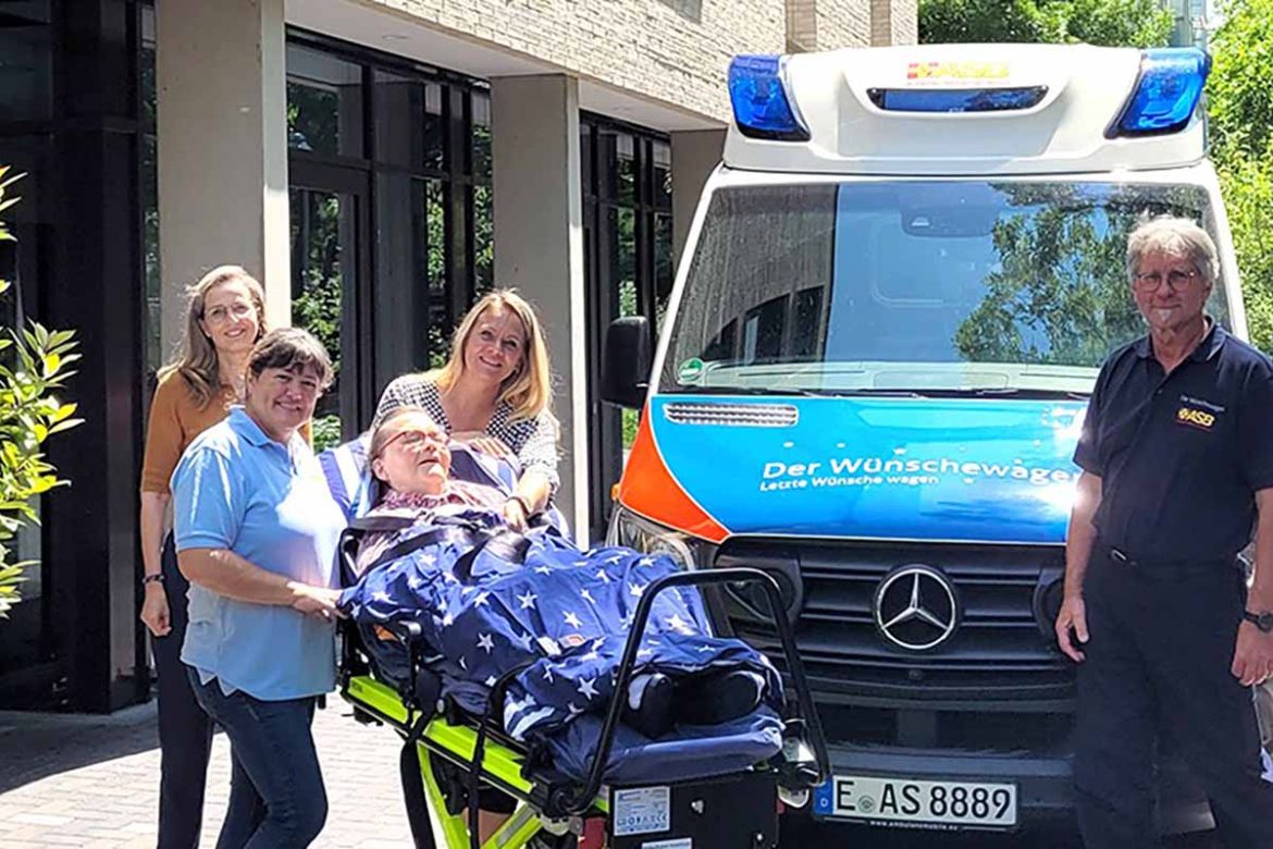 Gruppe vor Wünschewagen.jpg
