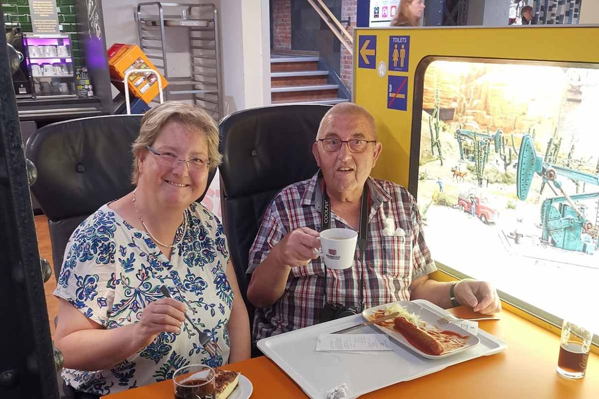 Fahrgast mit Begleitung im Restaurant.jpg