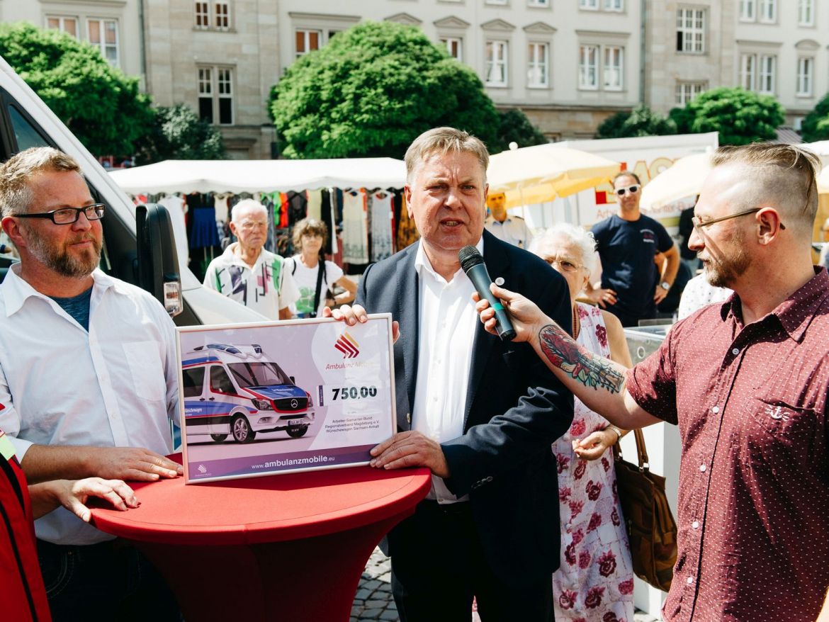 Wünschewagen-Sachsen-Anhalt-Magdeburg-Start-Alter-Markt-Franz-Müntefering (11).jpg