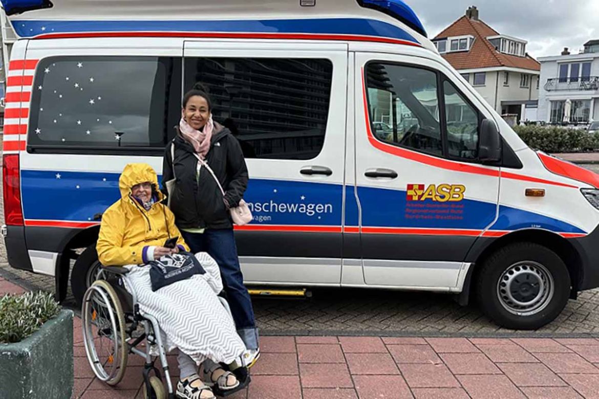 Fahrgast mit Begleitung vor Wünschewagen.jpg