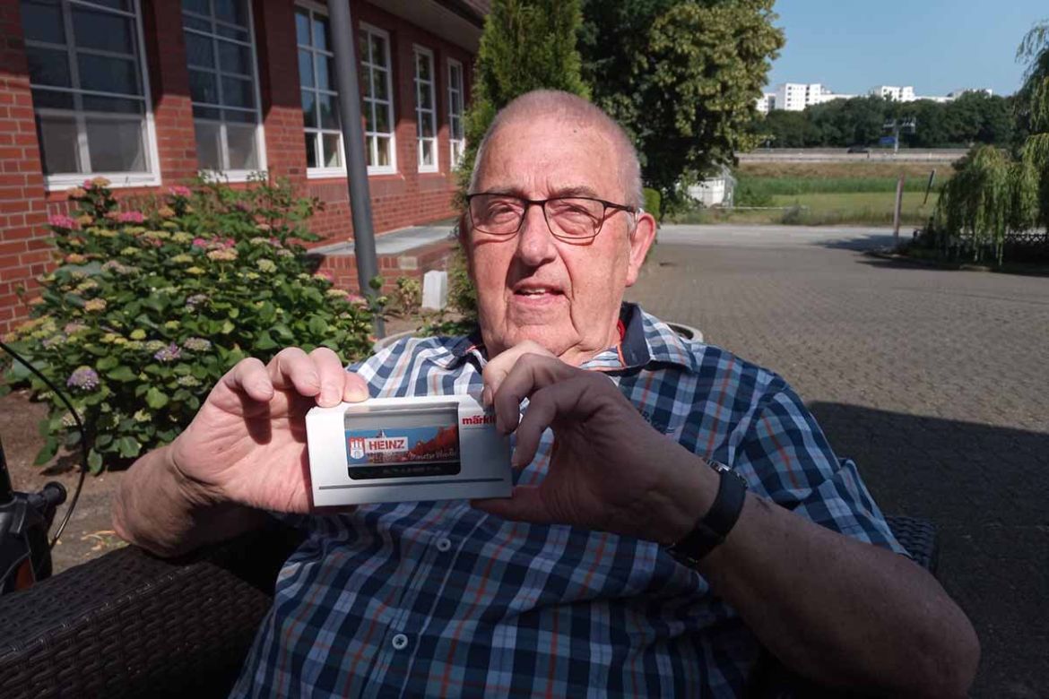 Fahrgast mit Souvenir.jpg