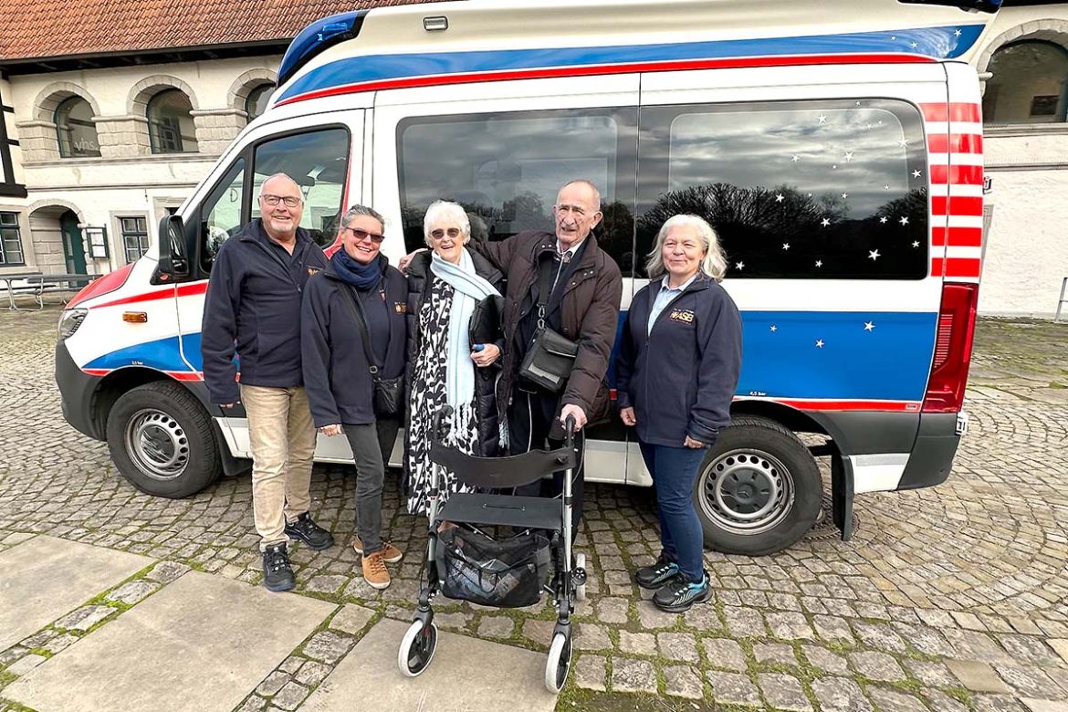Gruppenfoto vor Wünschewagen.jpg