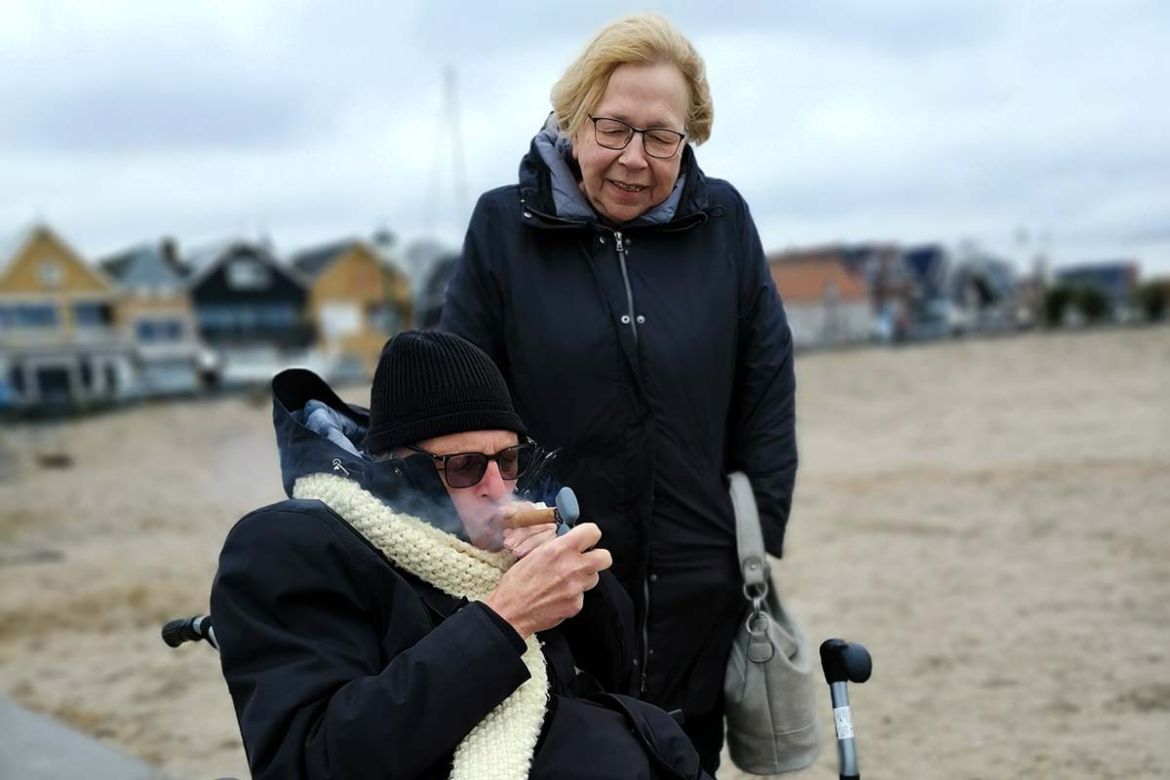 Fahrgast raucht Zigarre.jpg