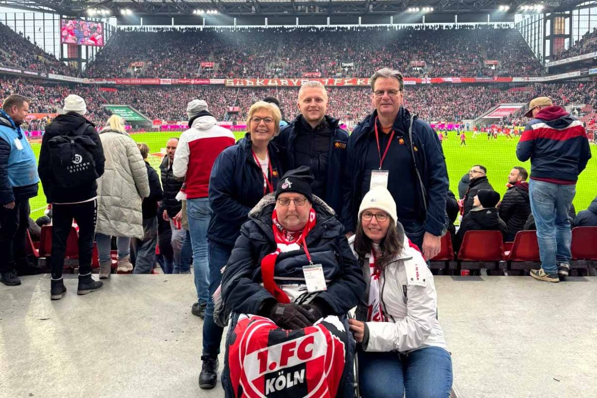 Gruppenfoto im Stadion.jpg