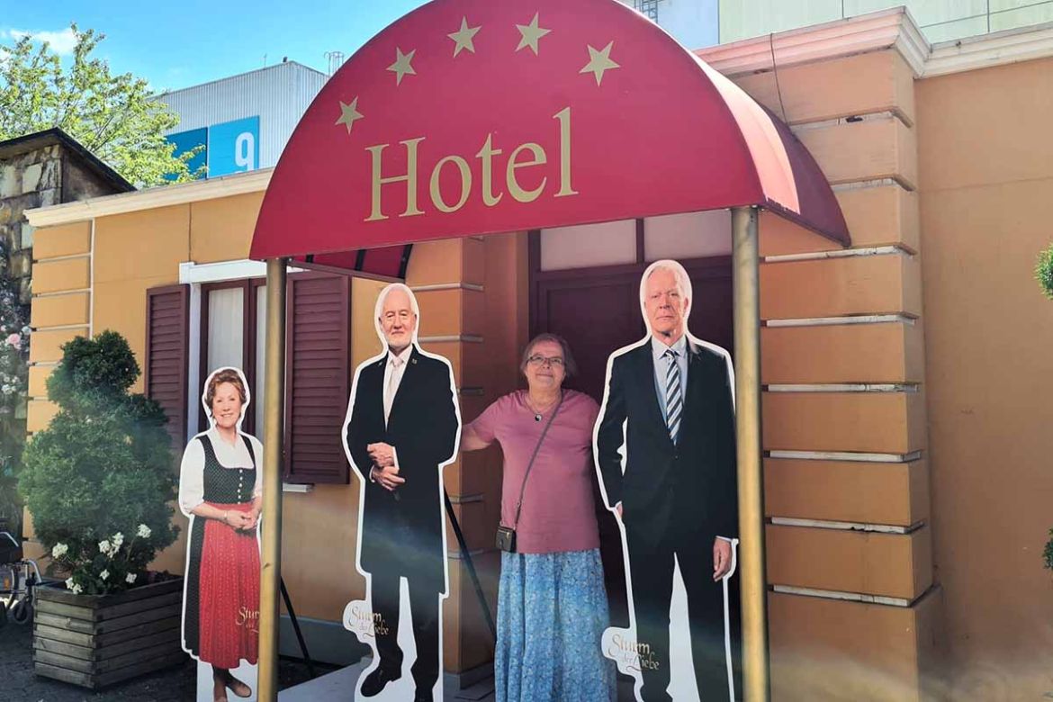 Vor dem Hotel mit Pappaufstellern.jpg