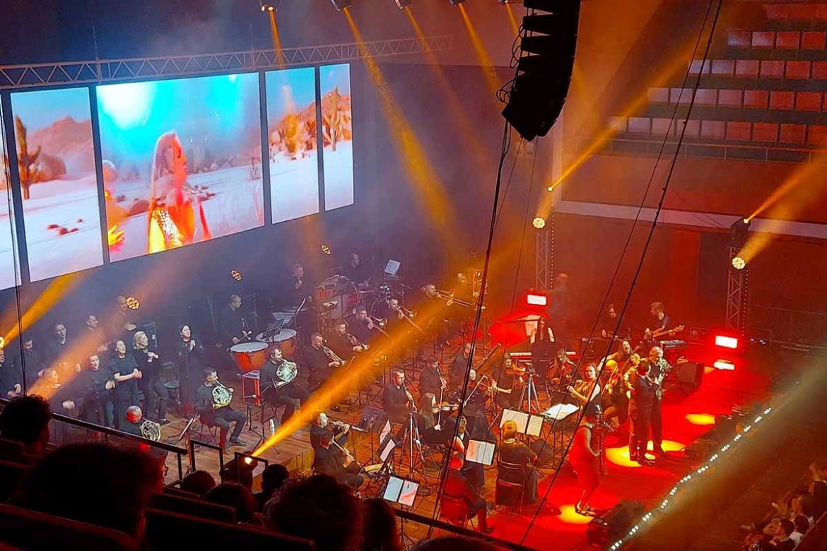 Bühne mit Orchester.jpg