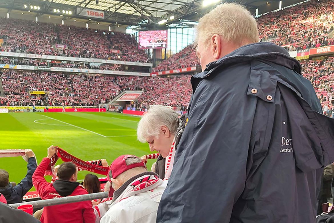 Fahrgast mit Begleitung.jpg