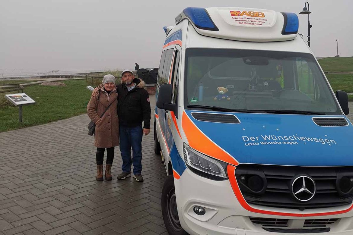 Neben dem Wünschewagen.jpg