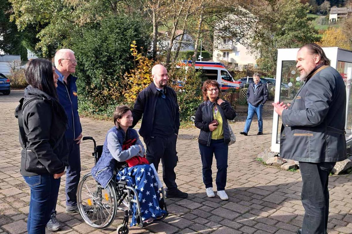 Gruppe auf Vorhof.jpg