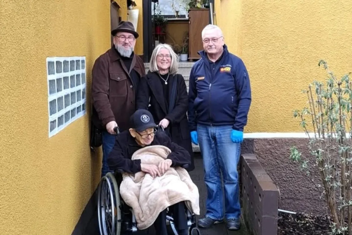 Josef vor seinem Elternhaus