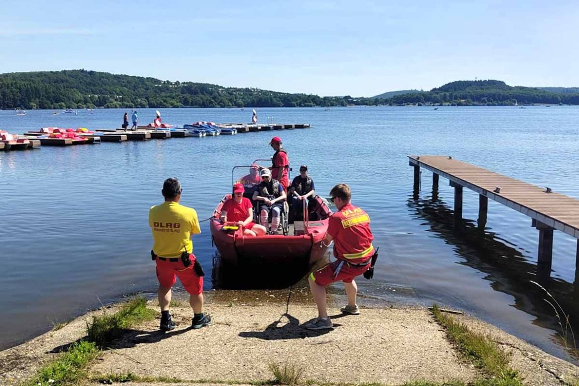 Boot wird ins Wasser gelassen.jpg