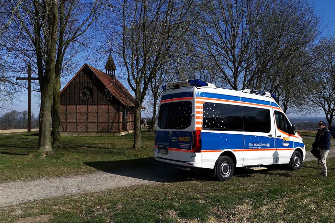 Wünschewagen auf Feld.jpg