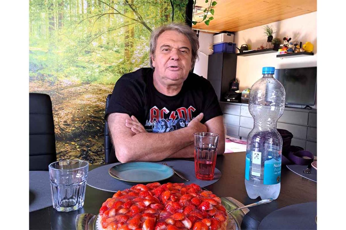 Fahrgast mit Erdbeerkuchen.jpg