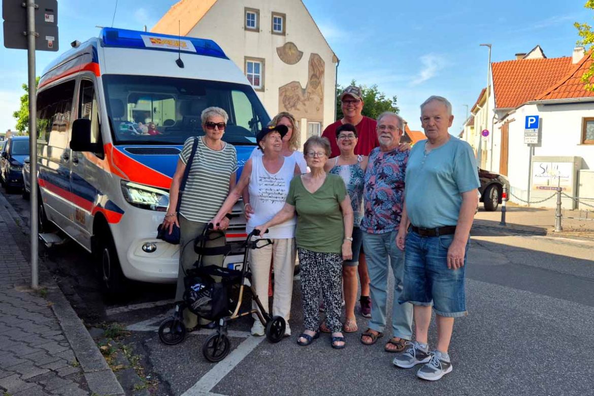 Gruppenfoto vor Wünschewagen.jpg