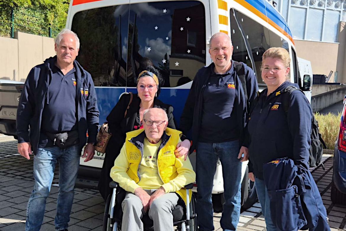 Gruppenfoto vor Wünschewagen.jpg