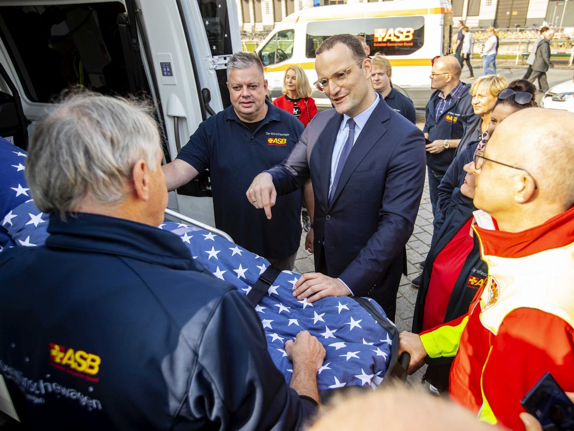 Wünschewagen-ASB-Letzte-Wünsche-wagen-Jens-Spahn-ulrich-Bauch-Sternfahrt-Brandenburger-Tor (2).jpg