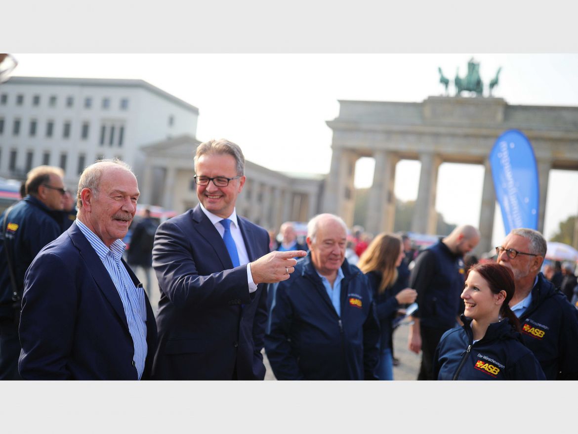 Wünschewagen-ASB-Letzte-Wünsche-wagen-Jens-Spahn-ulrich-Bauch-Sternfahrt-Brandenburger-Tor (23).jpg