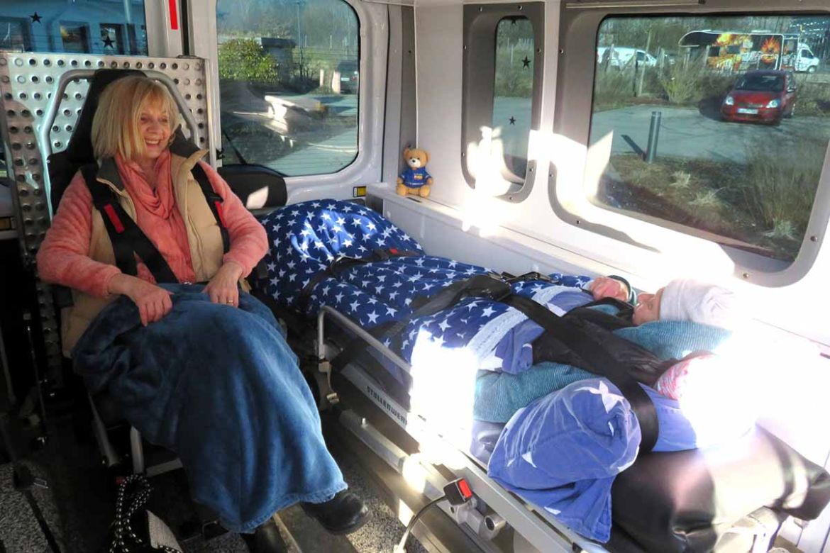 Fahrgast mit Begleitung im Wünschewagen.jpg