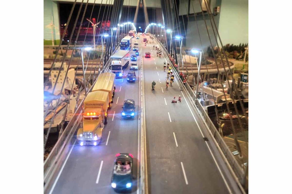 Autobahnbrücke.jpg