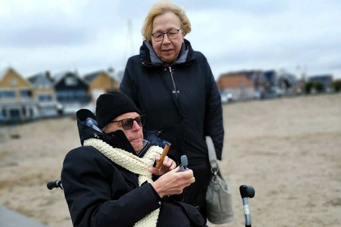 Fahrgast raucht Zigarre2.jpg