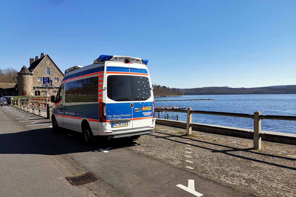 Wünschewagen vor dem Möhnesee.jpg