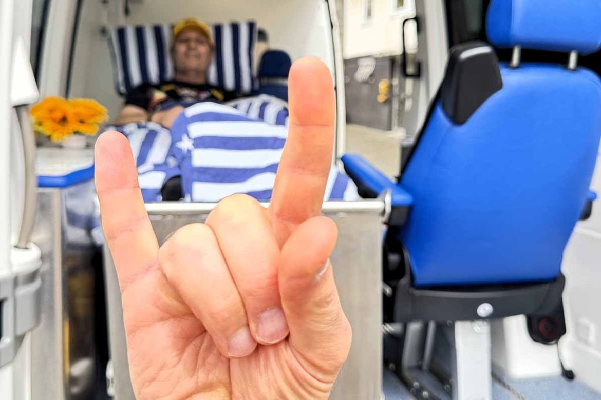 Rock Hand vor Wünschewagen.jpg