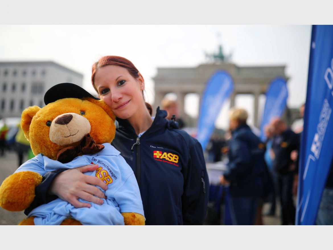 Wünschewagen-ASB-Letzte-Wünsche-wagen-Jens-Spahn-ulrich-Bauch-Sternfahrt-Brandenburger-Tor (22).jpg