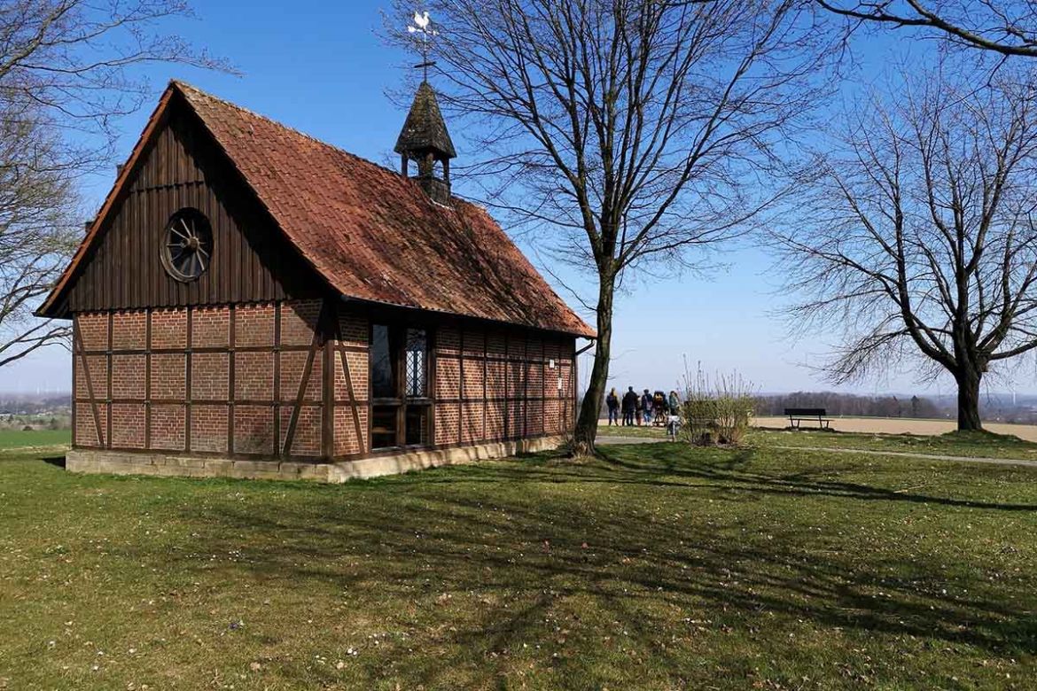 Häuschen auf Feld.jpg