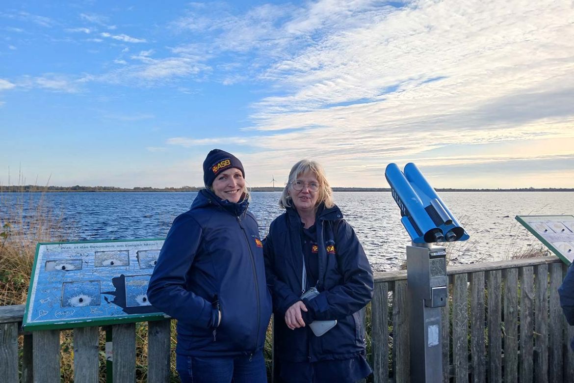 Wunscherfüllerinnen am Wasser.jpg