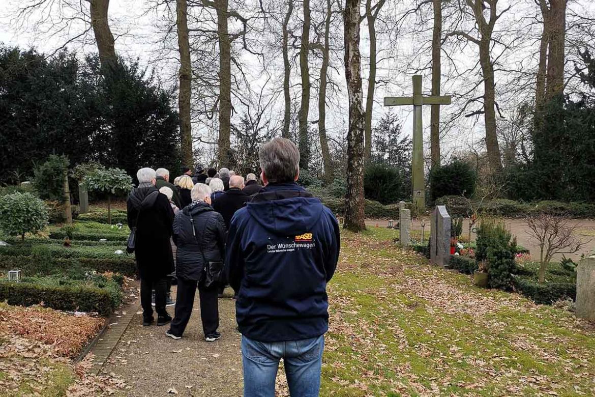 Über den Friedhof.jpg