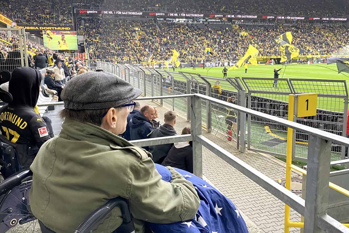 Fahrgast guckt aufs Feld.jpg