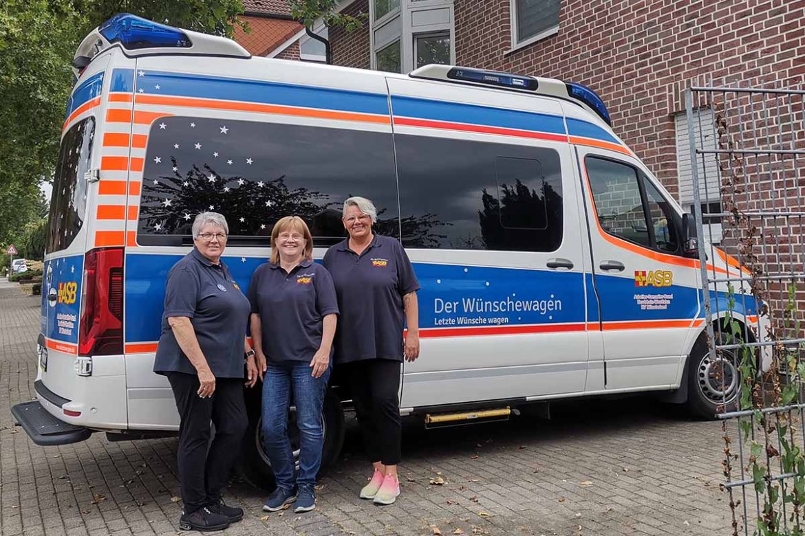 Wunscherfüllerinnen vor dem Wünschewagen.jpg