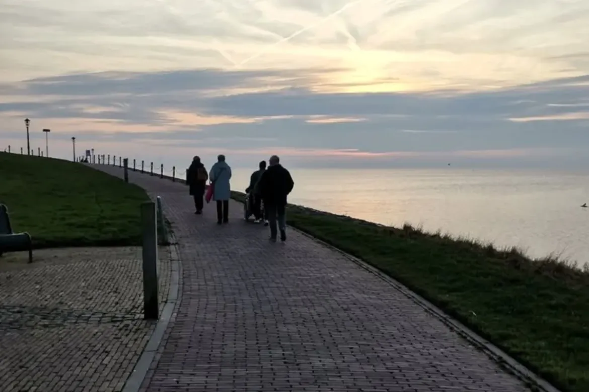 Elvira mit ihrer Tochter am Meer