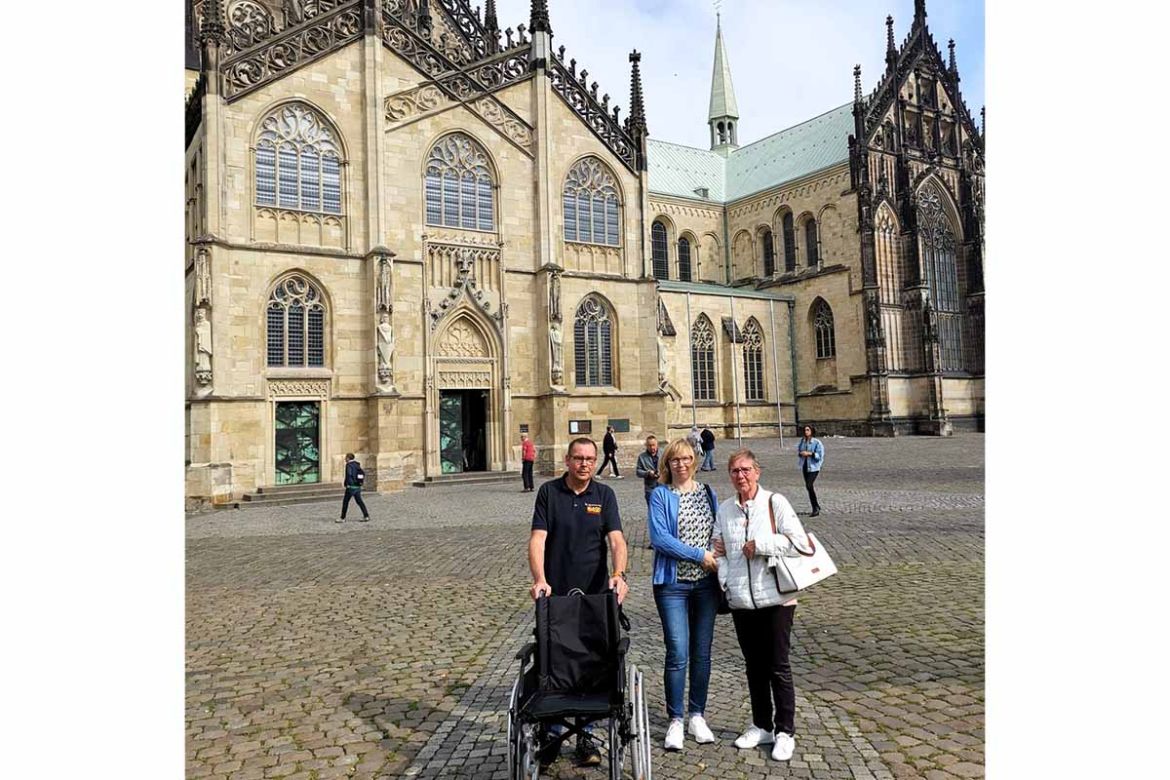 Gruppenfoto vor Kathedrale.jpg