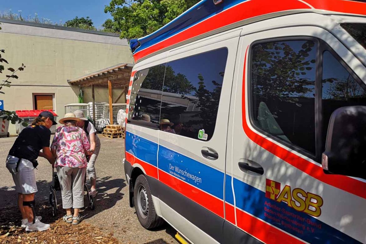 Vor dem Wünschewagen.jpg