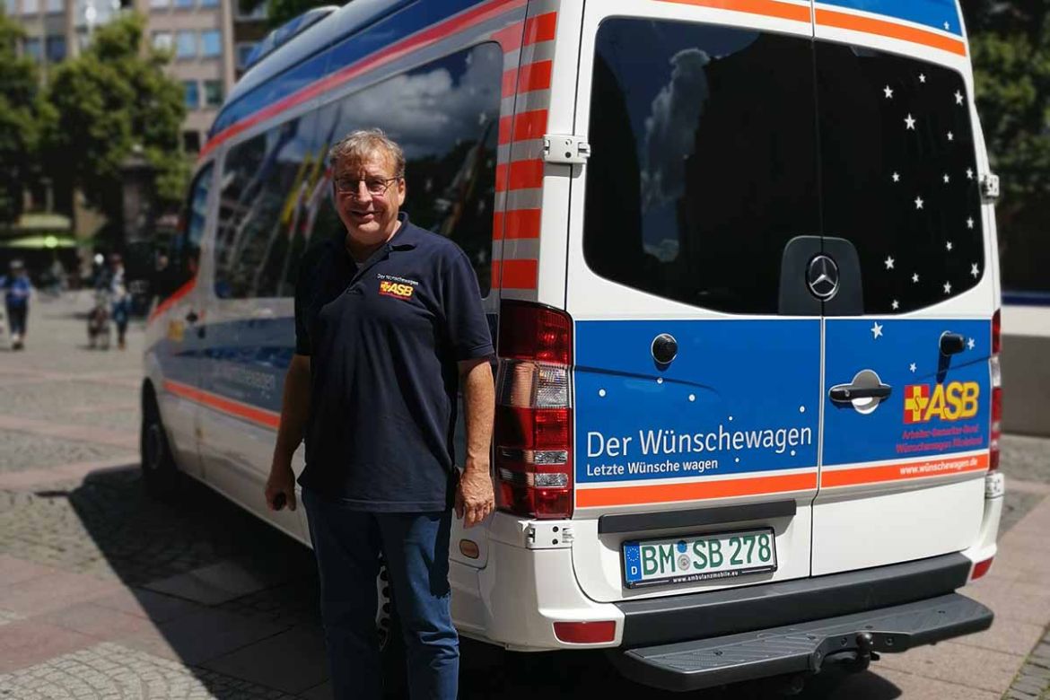 Wunscherfüller vor Wünschewagen.jpg
